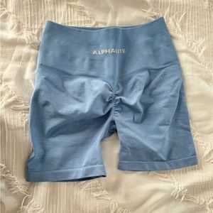 ALPHALETE AMPLIFY SHORT 4.5” washed denim